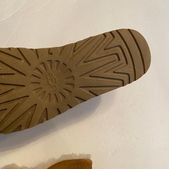 UGG MINI BAILEY BUTTON GEM CHESTNUT, Size 10 - Picture 9 of 10